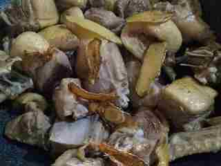 3、姜母鸭,待姜片煸至微微发黄萎缩时倒入鸭肉，翻炒至鸭肉出油香气四溢，鸭肉表皮变色微黄（前天炒鸭肉时，刚好有个客户来店里买东西，闻到麻油姜片炒鸭的香味，客户说你在煮啥，这么香要把我呛死了????）