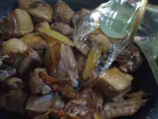 4、姜母鸭,加入米酒大半瓶，翻炒片刻，不需加一滴水，做出来才好吃