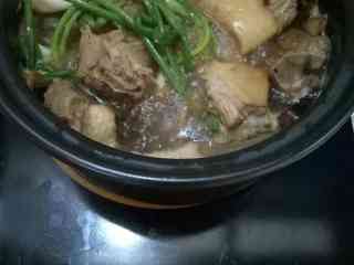 6、姜母鸭,大火烧开，撇去浮沫。转入砂锅小火慢炖1个小时左右（注意查看收汁情况，如果喜欢有点汁的不用收太干，我喜欢收干一点的，看起来更香????）