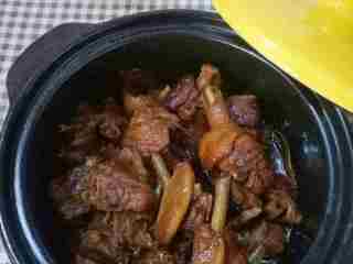 7、姜母鸭,时间自己把握，正常小火45分钟鸭肉就烂了，再10多分钟大火收汁，没有砂锅直接炒锅里慢炖也行