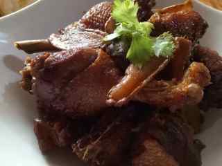 8、姜母鸭,焖好的鸭肉味道很不错哟，我很喜欢吃姜母鸭里面的姜片，香????