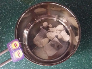 2、水果红茶,将冰糖和红茶包放入奶锅中