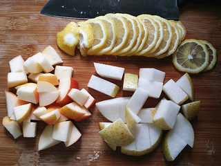 6、水果红茶,取出后放至干净的案板上，再将柠檬切簿片，苹果、梨子切小块