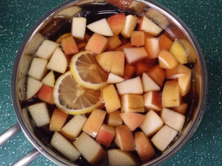 7、水果红茶,将切好的水果放入红茶糖水中