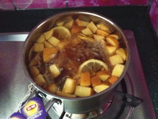 8、水果红茶,再放至燃气灶上、开中小火煮沸