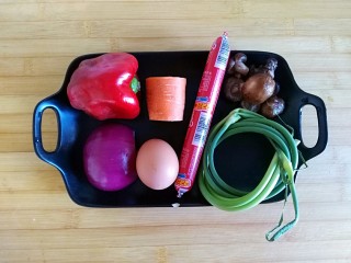 1、好吃到飘起来的田园菜拌葱油饭,食材备齐待用