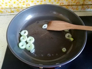 3、好吃到飘起来的田园菜拌葱油饭,炒锅烧热放油烧热下葱片爆香，取葱油待用