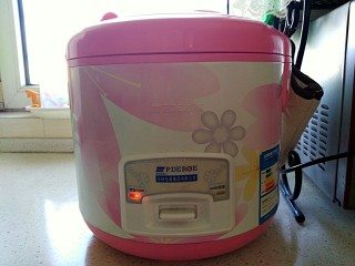 5、好吃到飘起来的田园菜拌葱油饭,按下电源键蒸米饭（蒸米饭的同时就整理食材吧，电饭煲蒸米饭大约15-20分钟）