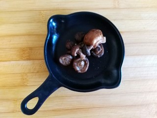 6、好吃到飘起来的田园菜拌葱油饭,鲜香菇入水焯熟沥干水分待用