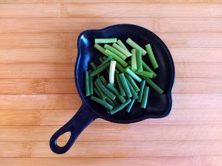 7、好吃到飘起来的田园菜拌葱油饭,蒜台切1厘米左右的段