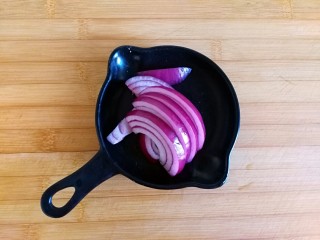 10、好吃到飘起来的田园菜拌葱油饭,紫洋葱切丝