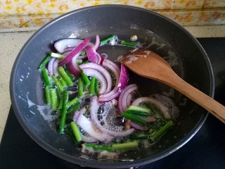 13、好吃到飘起来的田园菜拌葱油饭,直接油锅倒入蒜台，紫洋葱