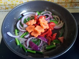 14、好吃到飘起来的田园菜拌葱油饭,倒入彩椒、胡萝卜爆炒