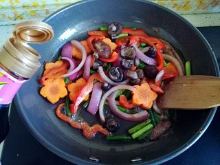 16、好吃到飘起来的田园菜拌葱油饭,倒入适量酱油