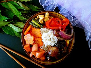 20、好吃到飘起来的田园菜拌葱油饭,超好的菜摆放到装米饭的碗中美美哒摆拍一下