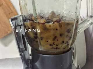 6、枣泥糕,把煮好的红枣放进料理机，打成绵密的枣泥，越绵密越好哦！