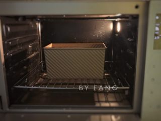 13、枣泥糕,烤箱预热上下火170度，把模具放烤箱下层，烤65分钟