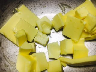 2、草稿1513524906,黄油室内自然软化至手指可以轻松戳入。