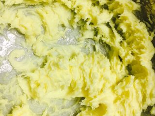 4、草稿1513524906,用打蛋器把它们打到混合在一起，黄油略微蓬发松。