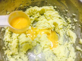 5、草稿1513524906,分2次把蛋液加入，低速打匀。