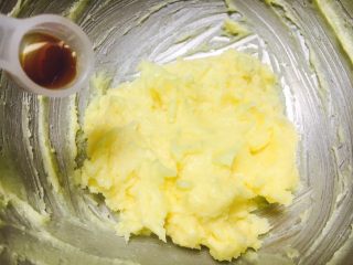 6、草稿1513524906,放入2滴香草精，搅拌均匀。
