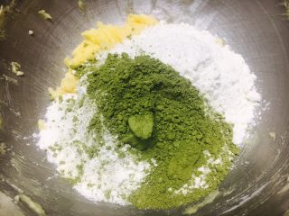 7、草稿1513524906,筛入低筋面粉和抹茶粉。