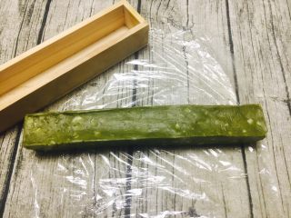10、草稿1513524906,用手或者模具把它塑成宽6厘米，高4厘米的长条形状，裹上保鲜膜，放到冰箱里冷冻1～2个小时。