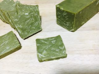 11、草稿1513524906,冷冻后取出，切成厚度为0.7厘米的片。