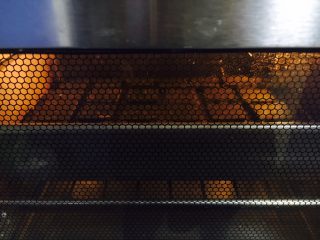 13、草稿1513524906,烤箱提前预热，上火170度，下火150度，放中层，烤20～25分钟。