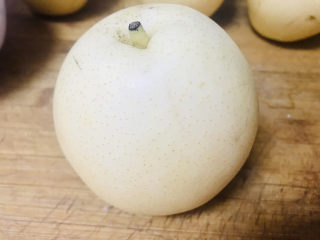 1、冰糖雪梨,雪梨洗净