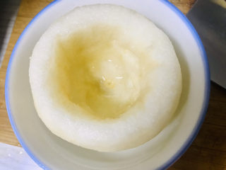 4、冰糖雪梨,把雪梨五分之一出切开，去核，挖空