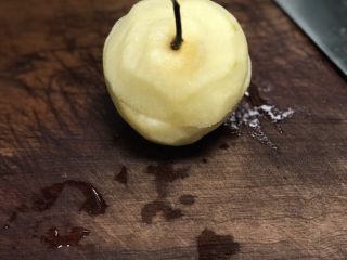 2、冰糖炖雪梨,削皮