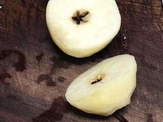 3、冰糖炖雪梨,从中间切开