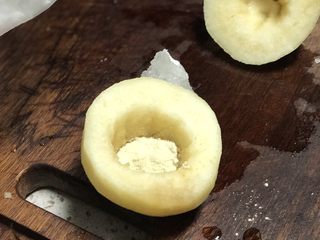 5、冰糖炖雪梨,倒入川贝粉。（也可以是川贝哦，因为粉更好融入水中，能全部喝进去，川贝还是实在难得吃进去????）