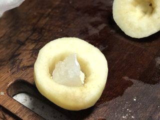 6、冰糖炖雪梨,放入冰糖