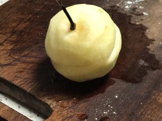 7、冰糖炖雪梨,盖上上半边梨