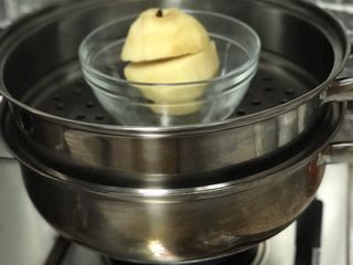 8、冰糖炖雪梨,锅里盛水，放入蒸碗