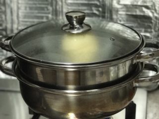 9、冰糖炖雪梨,盖上锅盖，隔水蒸一小时，让梨完全软化就可以了