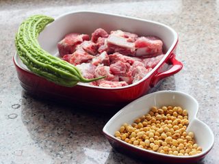 1、苦瓜黄豆排骨煲,准备食材。排骨斩块。