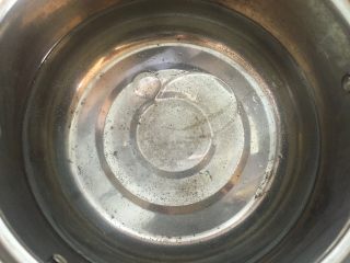 2、苦瓜黄豆排骨煲,汤锅里放半锅水，倒入料酒