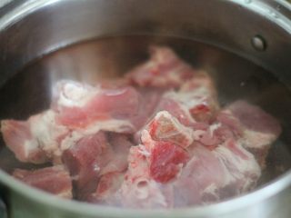 3、苦瓜黄豆排骨煲,排骨洗干净放到汤锅里，放到燃气灶上，大火烧开。撇出血沫子。