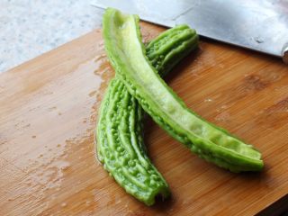 4、苦瓜黄豆排骨煲,苦瓜洗干净，去瓤。