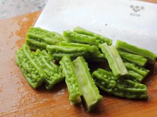 5、苦瓜黄豆排骨煲,苦瓜切成块