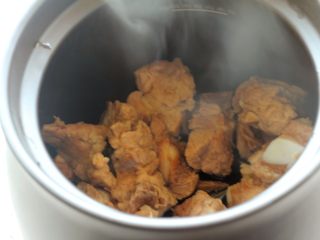 6、苦瓜黄豆排骨煲,焯好的排骨放到砂锅里。