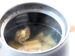 7、苦瓜黄豆排骨煲,加入没过排骨的开水和两个八角