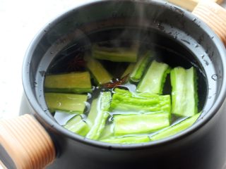 9、苦瓜黄豆排骨煲,苦瓜、黄豆一同放到砂锅里
