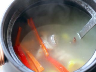 11、苦瓜黄豆排骨煲,出锅之前放入适量的食盐即可