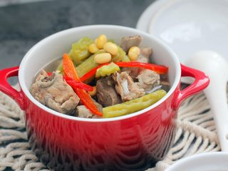 12、苦瓜黄豆排骨煲,切两个甜椒点缀一下。