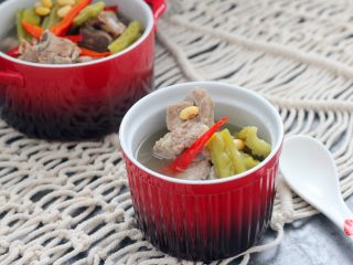 13、苦瓜黄豆排骨煲,汤鲜肉美。