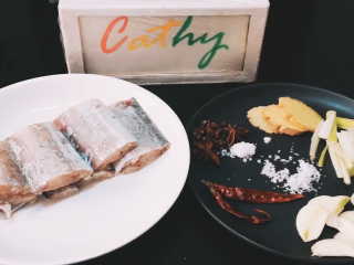 4、【cathy边吃边营养】香煎带鱼,带鱼切段，准备好香辛料